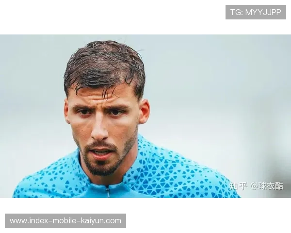 弗拉特西身披诺丁汉森林球衣亮相,国际米兰中场压哨加盟英超 弗拉特西身披诺丁汉森林球衣亮相,国际米兰中场压哨加盟英超